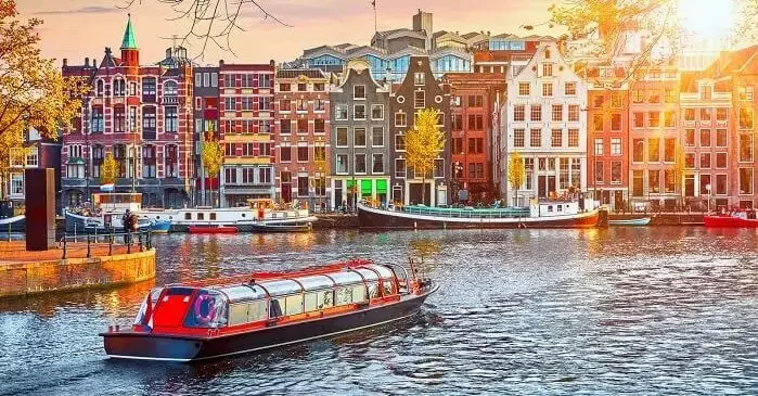 Explore the Famous Tourist Destinations in Amsterdam for an Unforgettable Experience